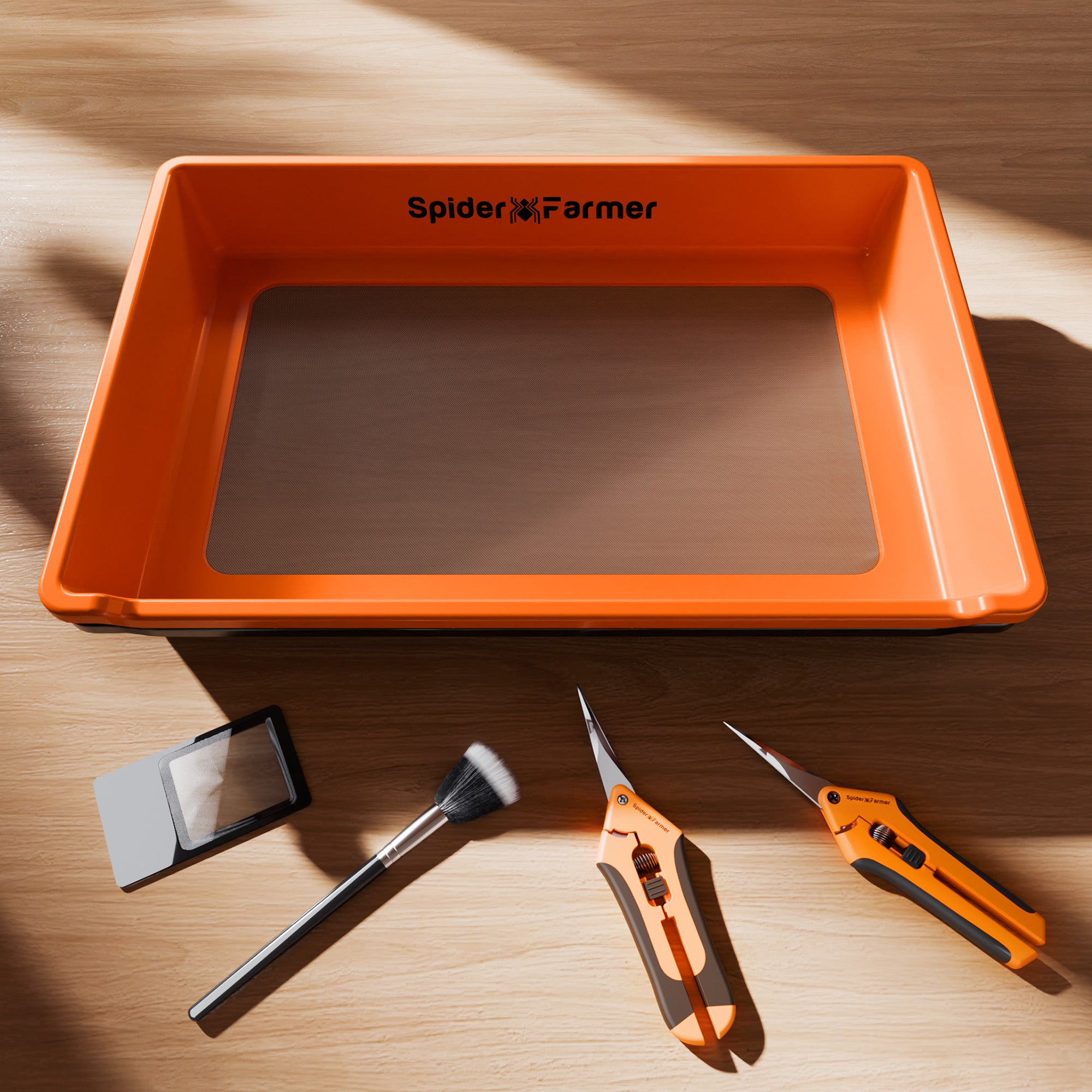 Leichtbau-Design: Das Spider Farmer Trim Tray Set für den mobilen Ernteeinsatz.