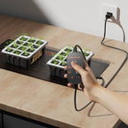 pider Farmer 25 x 52 cm Heizmatte im Einsatz unter einem Mini-Gewächshaus – Ideale Größe für eine Standard-Anzuchtschale zur Förderung der Wurzelbildung.