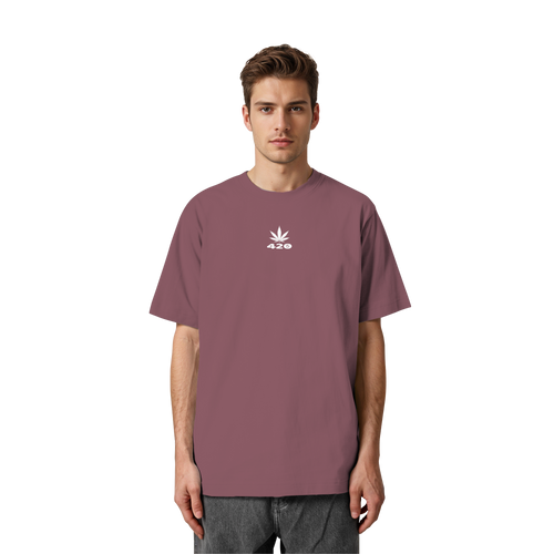 Das „420 Leaf“ Heavy Oversized Organic Shirt – Ein nachhaltiges Statement-Piece aus 240 g/m² Bio-Baumwolle, das durch sein ikonisches Blatt-Design die Essenz der 420-Kultur mit dem Anspruch an technische Exzellenz und Qualität verbindet.